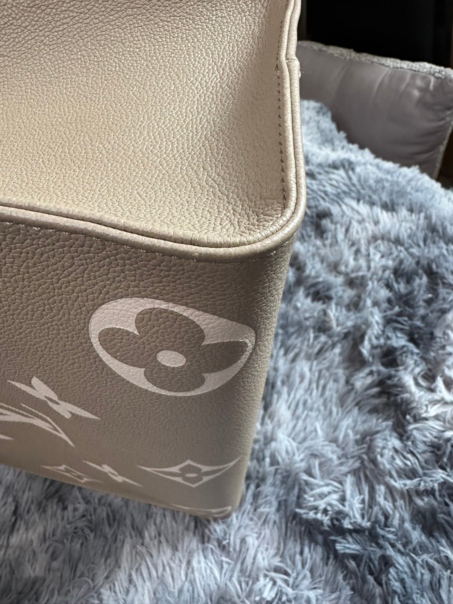 Louis Vuitton OnTheGo MM in Bicolor Monogram Empreinte Leather (Tourterelle/Cream)