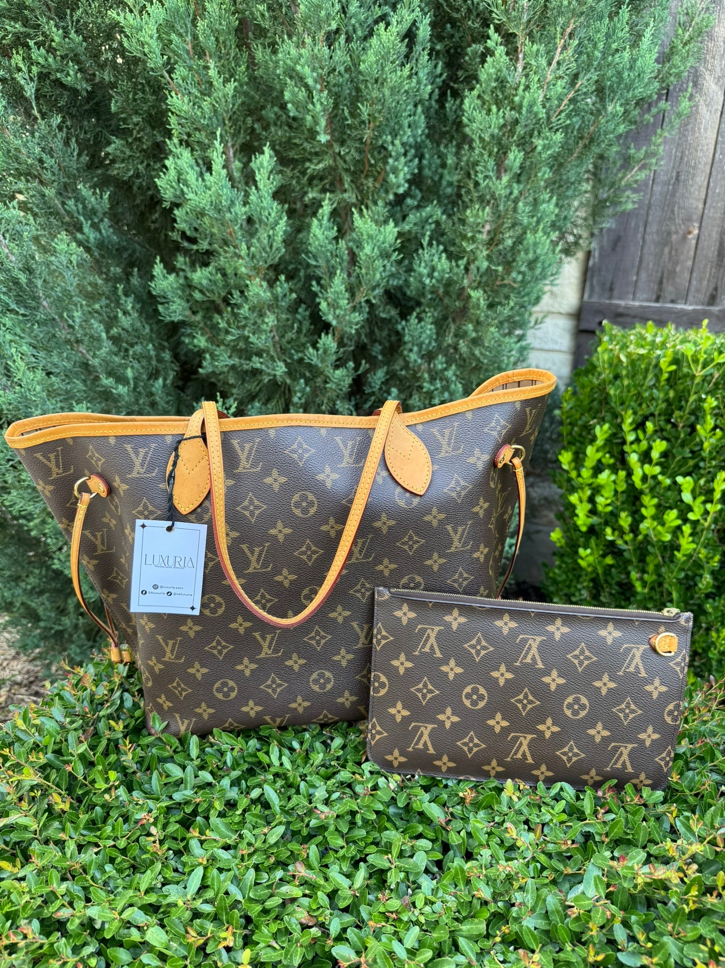 Louis Vuitton Neverfull MM in Monogram Canvas with Wristlet