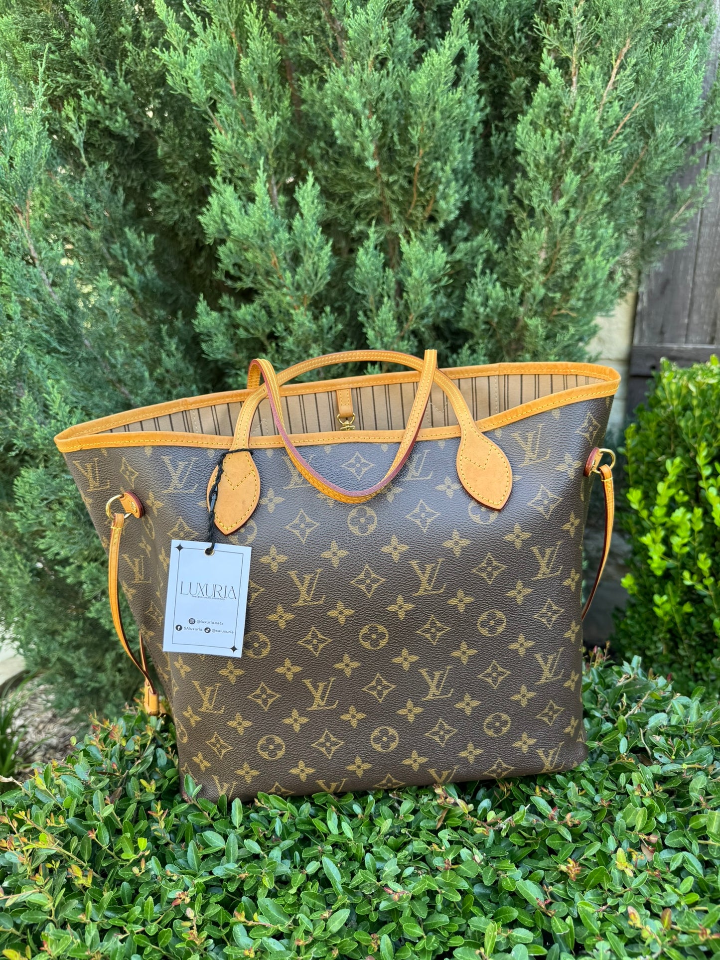 Louis Vuitton Neverfull MM in Monogram Canvas with Wristlet