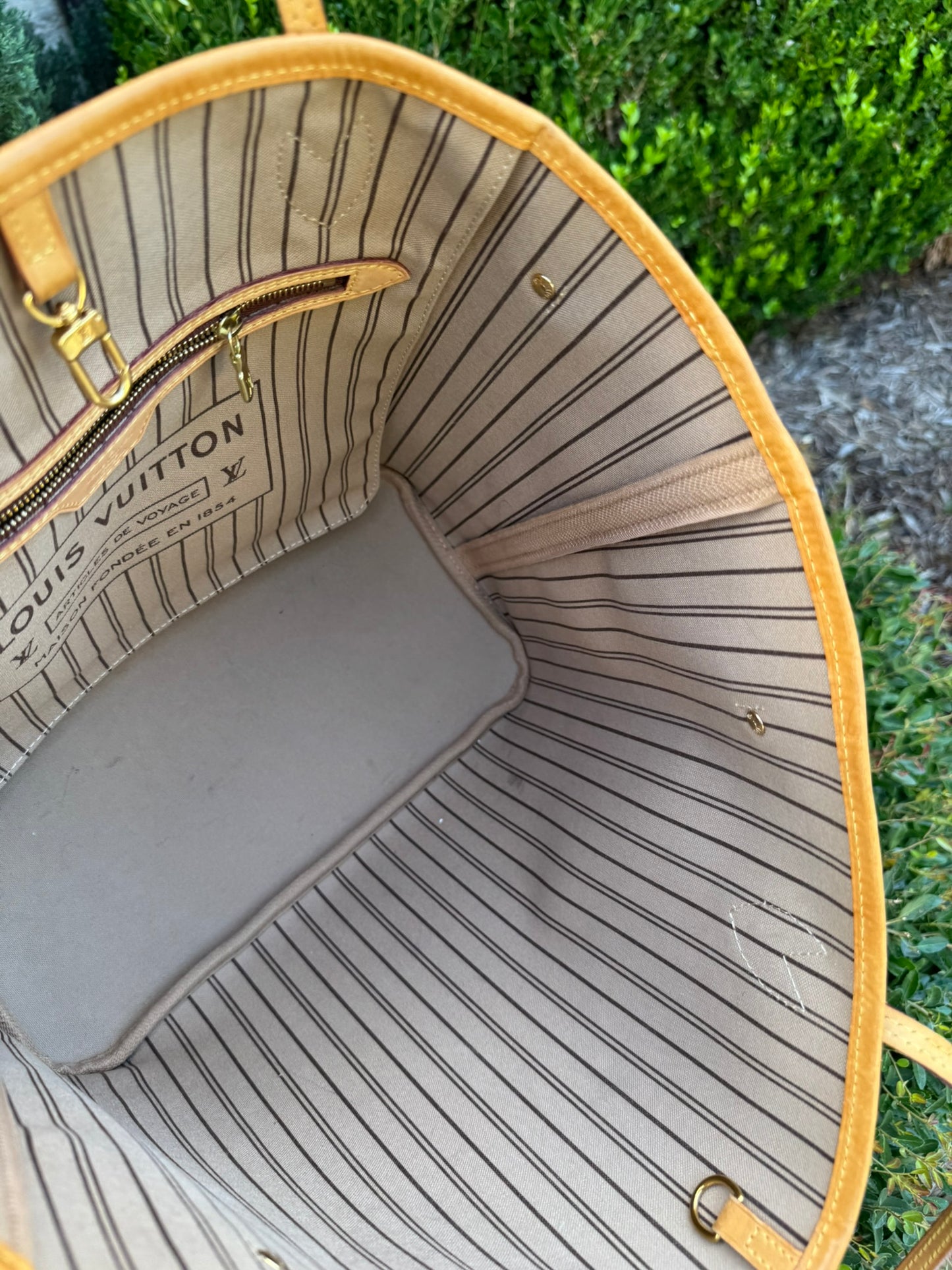 Louis Vuitton Neverfull MM in Monogram Canvas with Wristlet