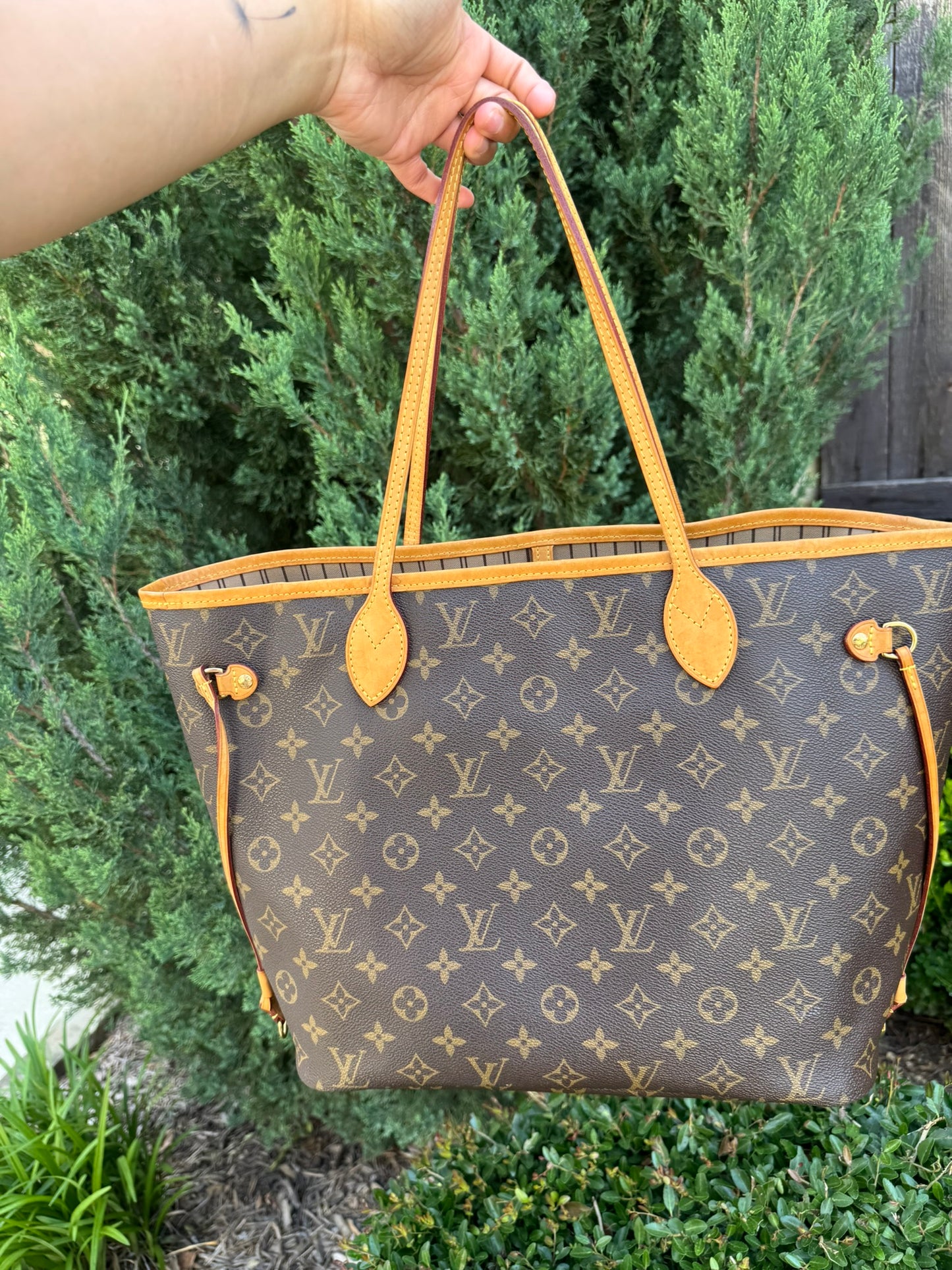 Louis Vuitton Neverfull MM in Monogram Canvas with Wristlet