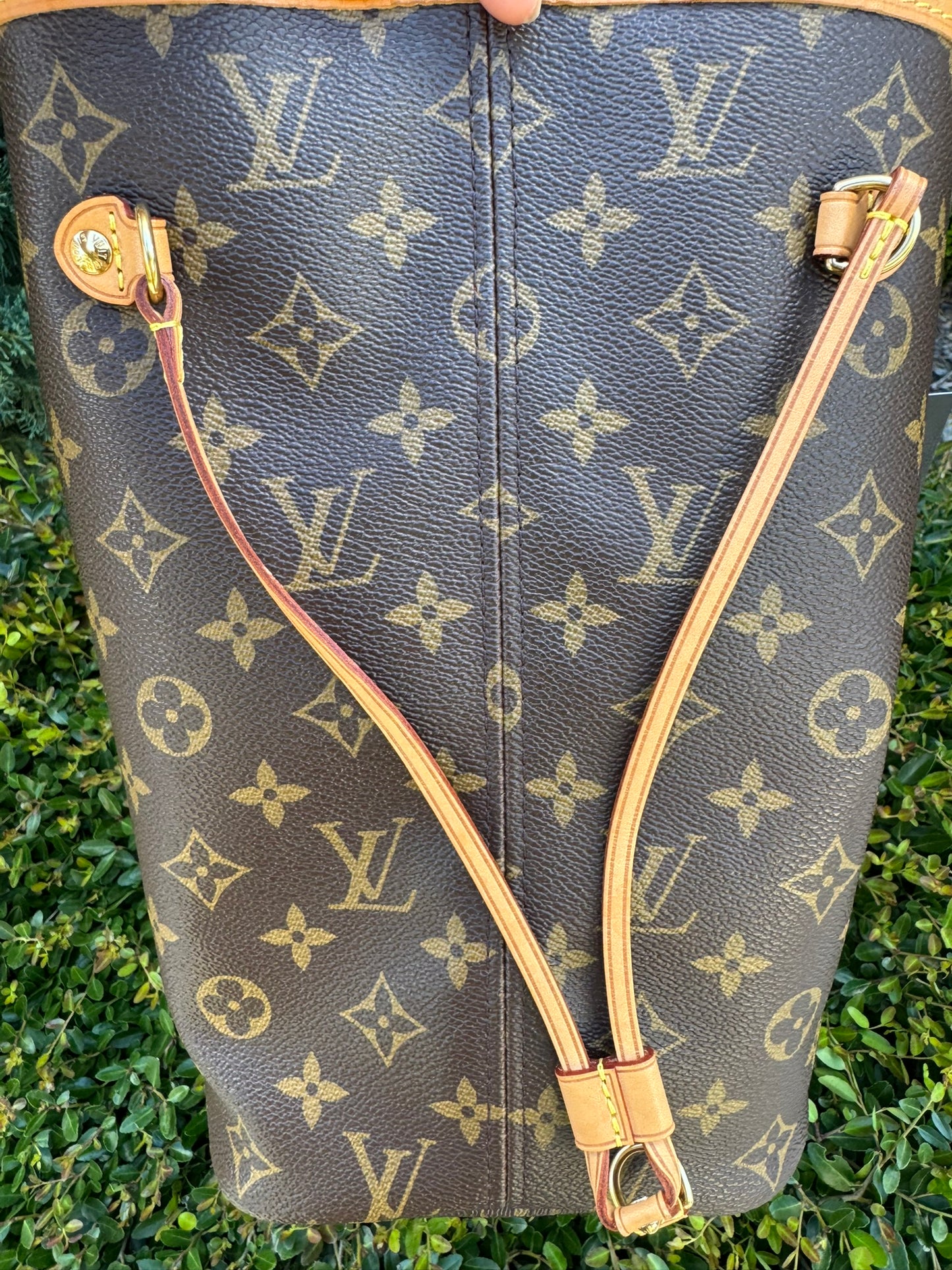 Louis Vuitton Neverfull MM in Monogram Canvas with Cerise Interior