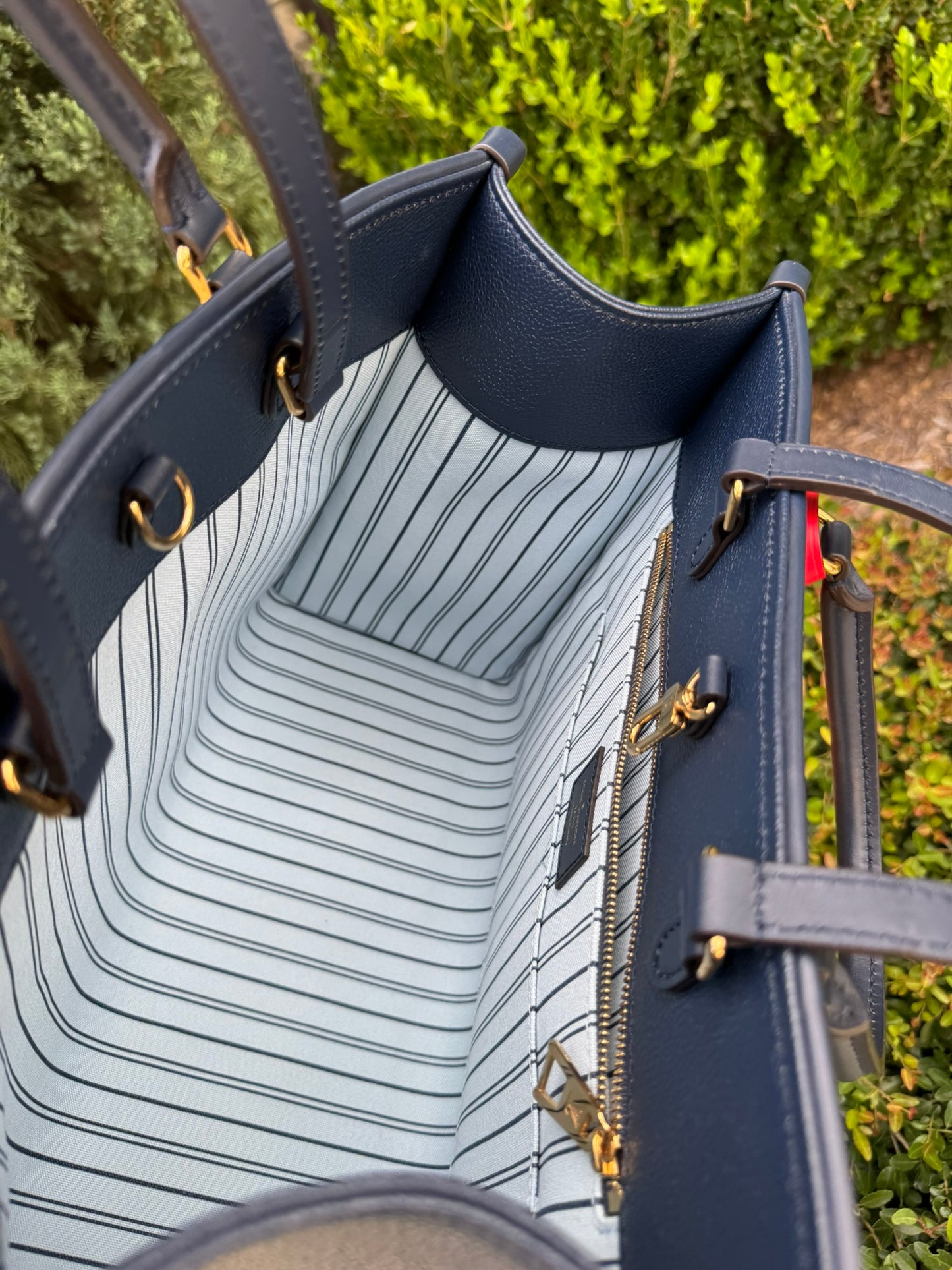 Louis Vuitton OnTheGo MM in Blue Raffia Canvas