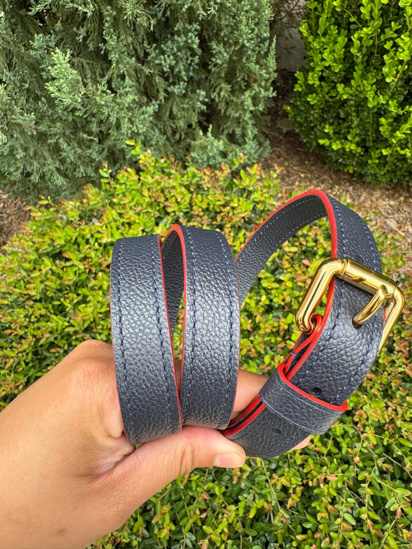 Louis Vuitton Pochette Métis in Marine Rouge Empreinte Leather