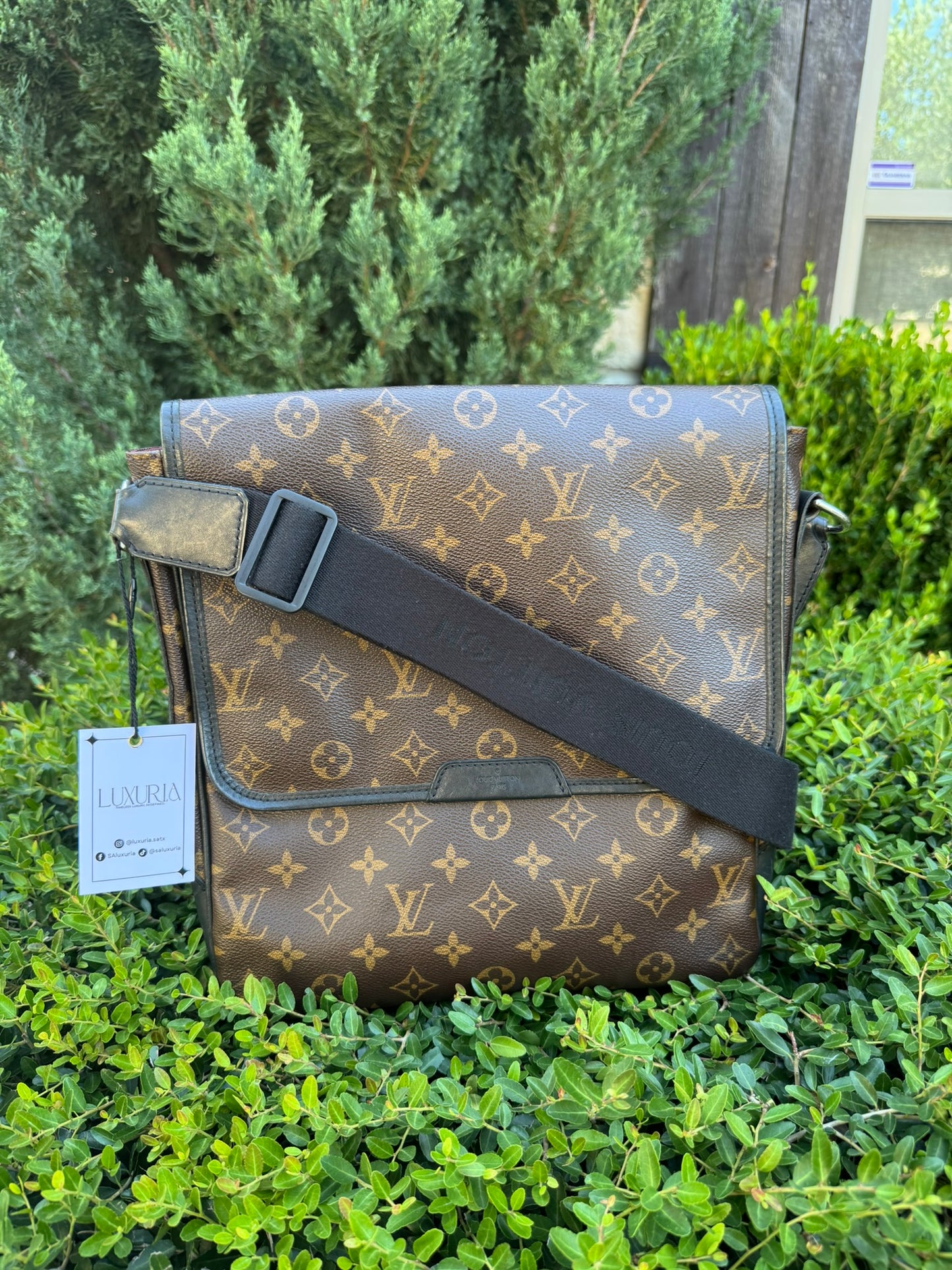 Louis Vuitton Bass Messenger MM
