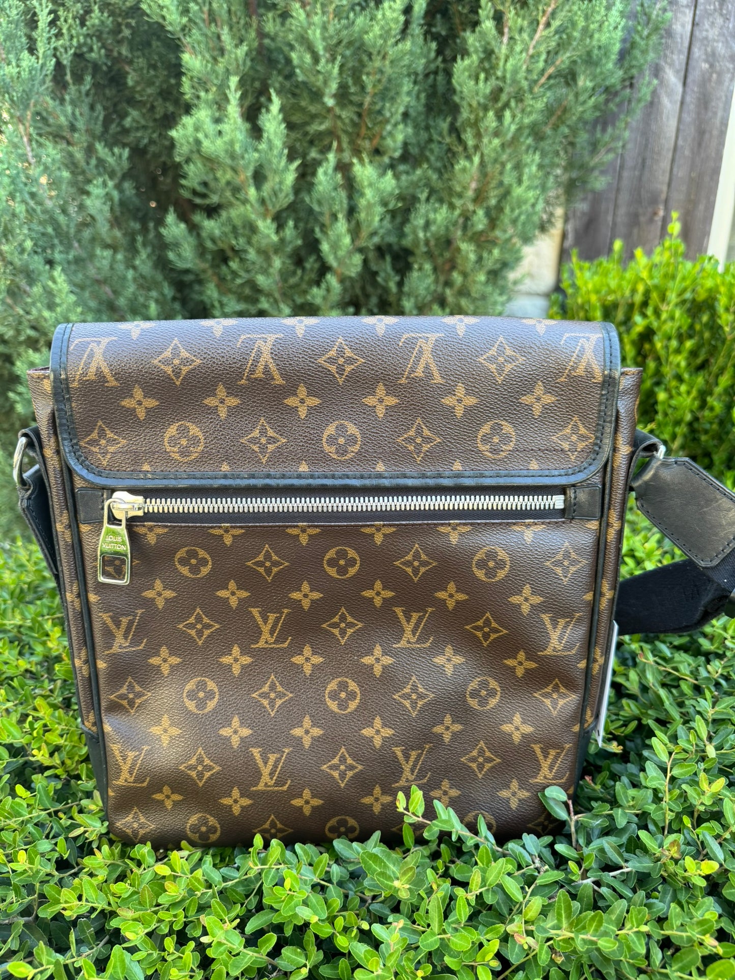 Louis Vuitton Bass Messenger MM