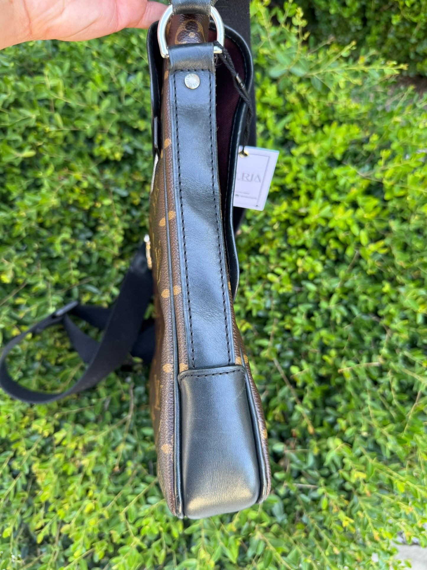 Louis Vuitton Bass Messenger MM