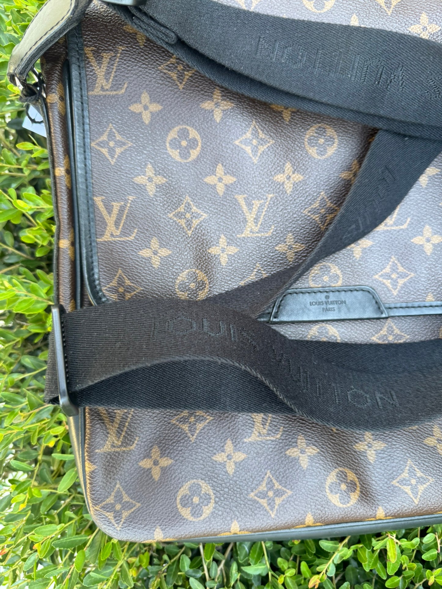 Louis Vuitton Bass Messenger MM