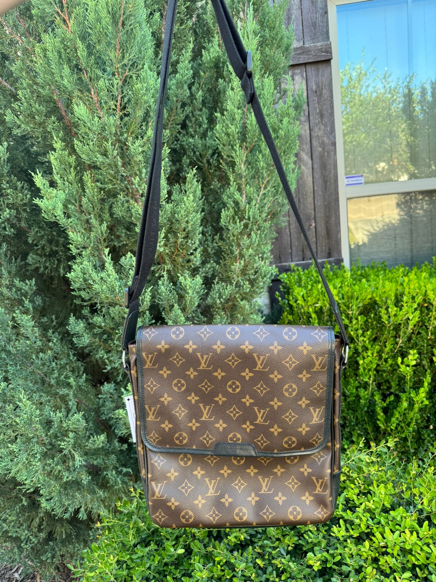 Louis Vuitton Bass Messenger MM