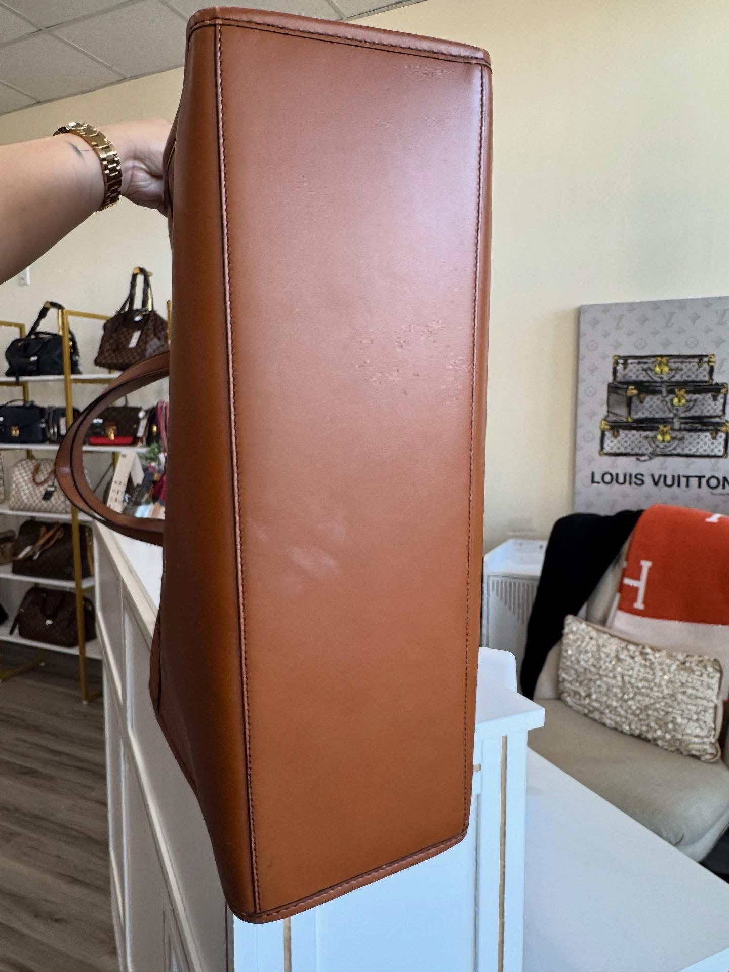 Fendi Logo Cutout Handle Shopper Tote – Large Leather