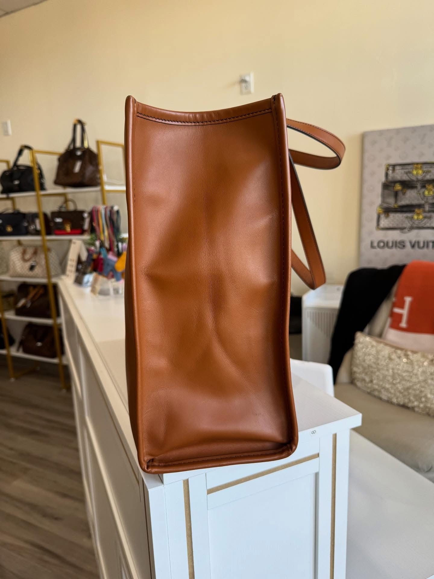 Fendi Logo Cutout Handle Shopper Tote – Large Leather