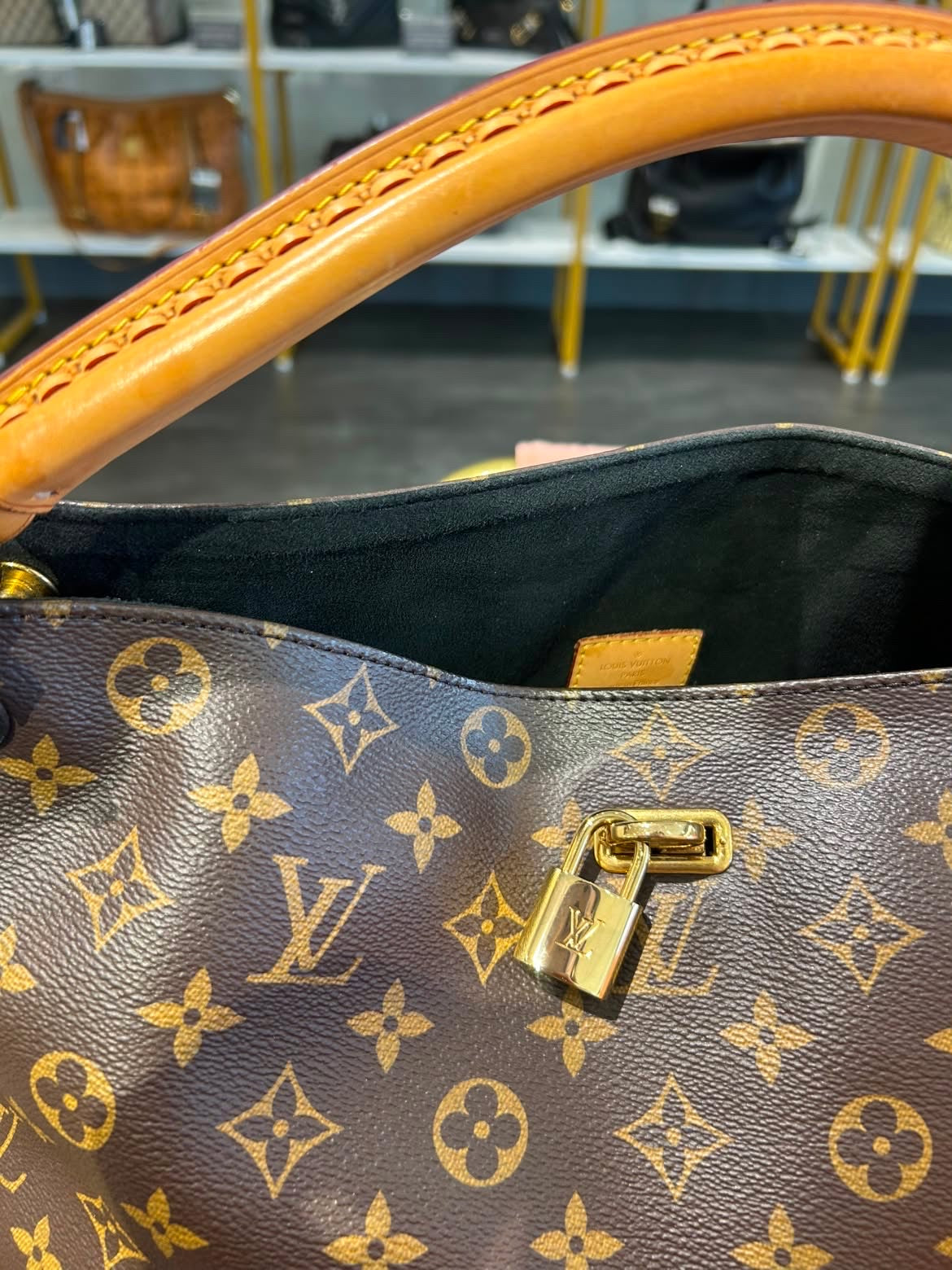 Louis Vuitton Gaia Black