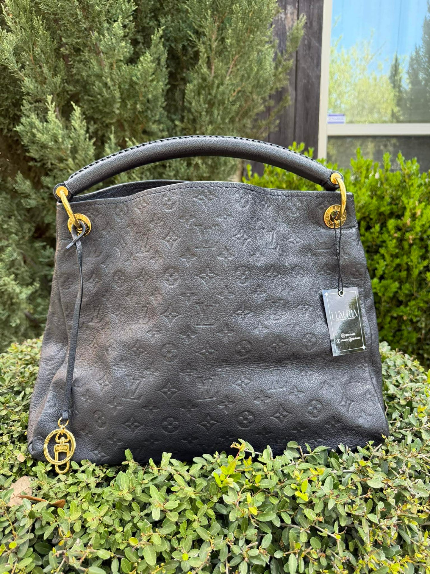 Louis Vuitton Artsy MM in Infini Empreinte Leather