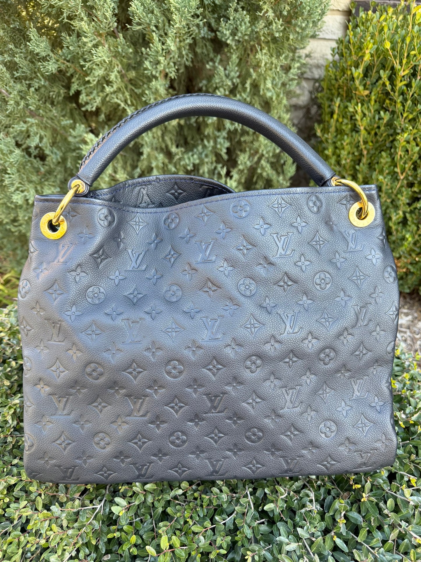 Louis Vuitton Artsy MM in Infini Empreinte Leather