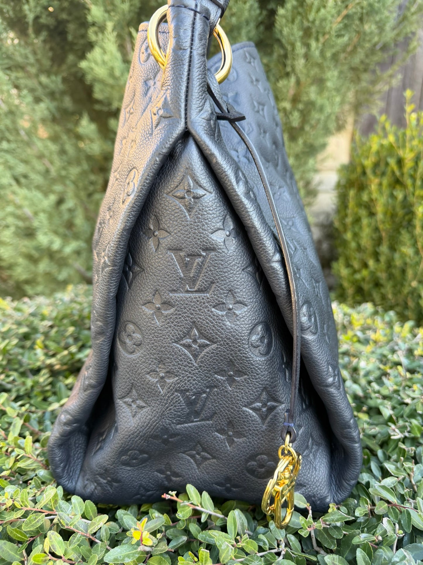 Louis Vuitton Artsy MM in Infini Empreinte Leather