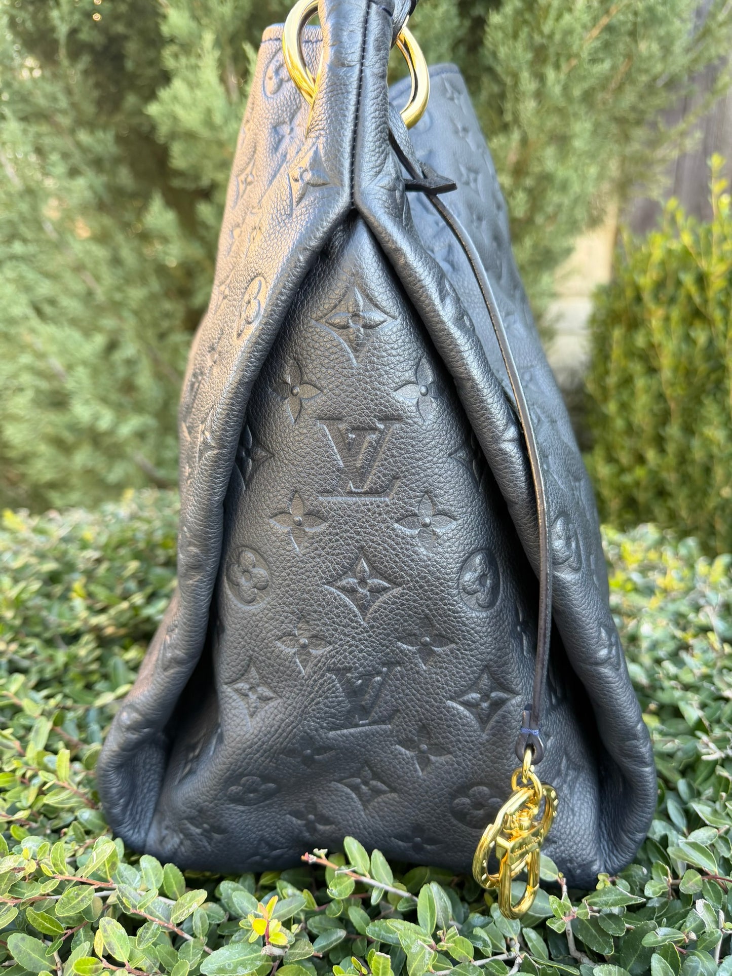 Louis Vuitton Artsy MM in Infini Empreinte Leather