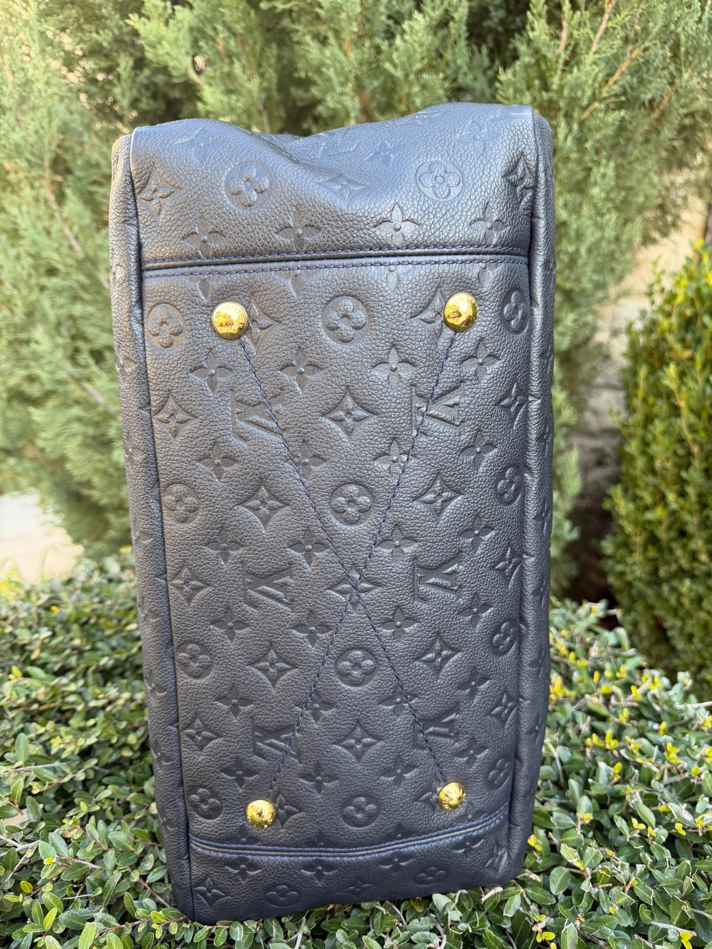 Louis Vuitton Artsy MM in Infini Empreinte Leather