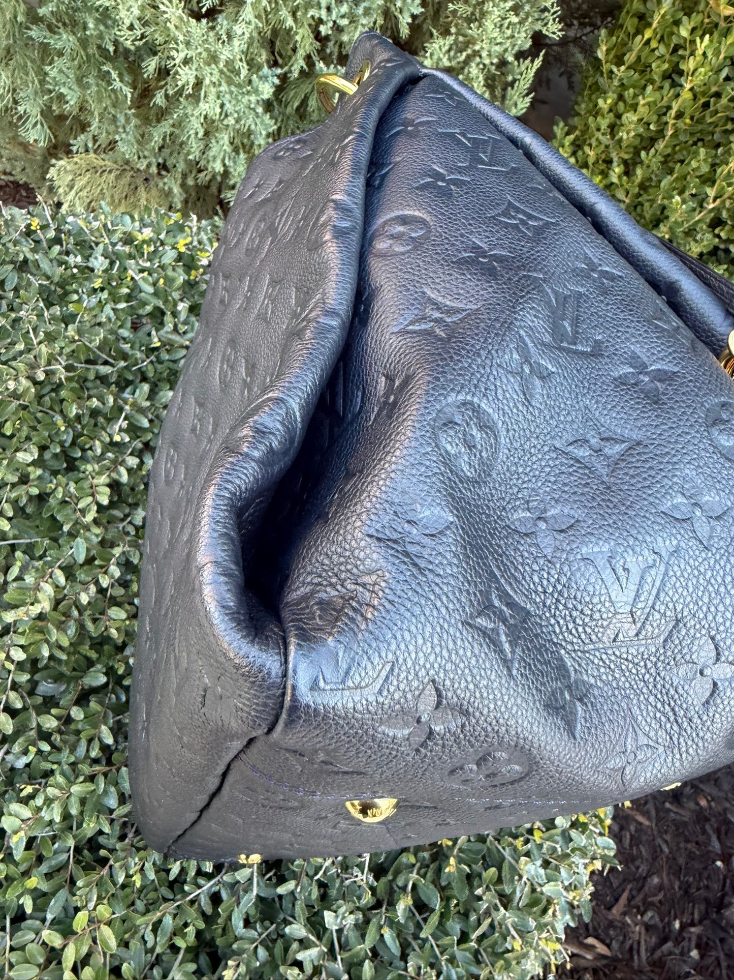 Louis Vuitton Artsy MM in Infini Empreinte Leather