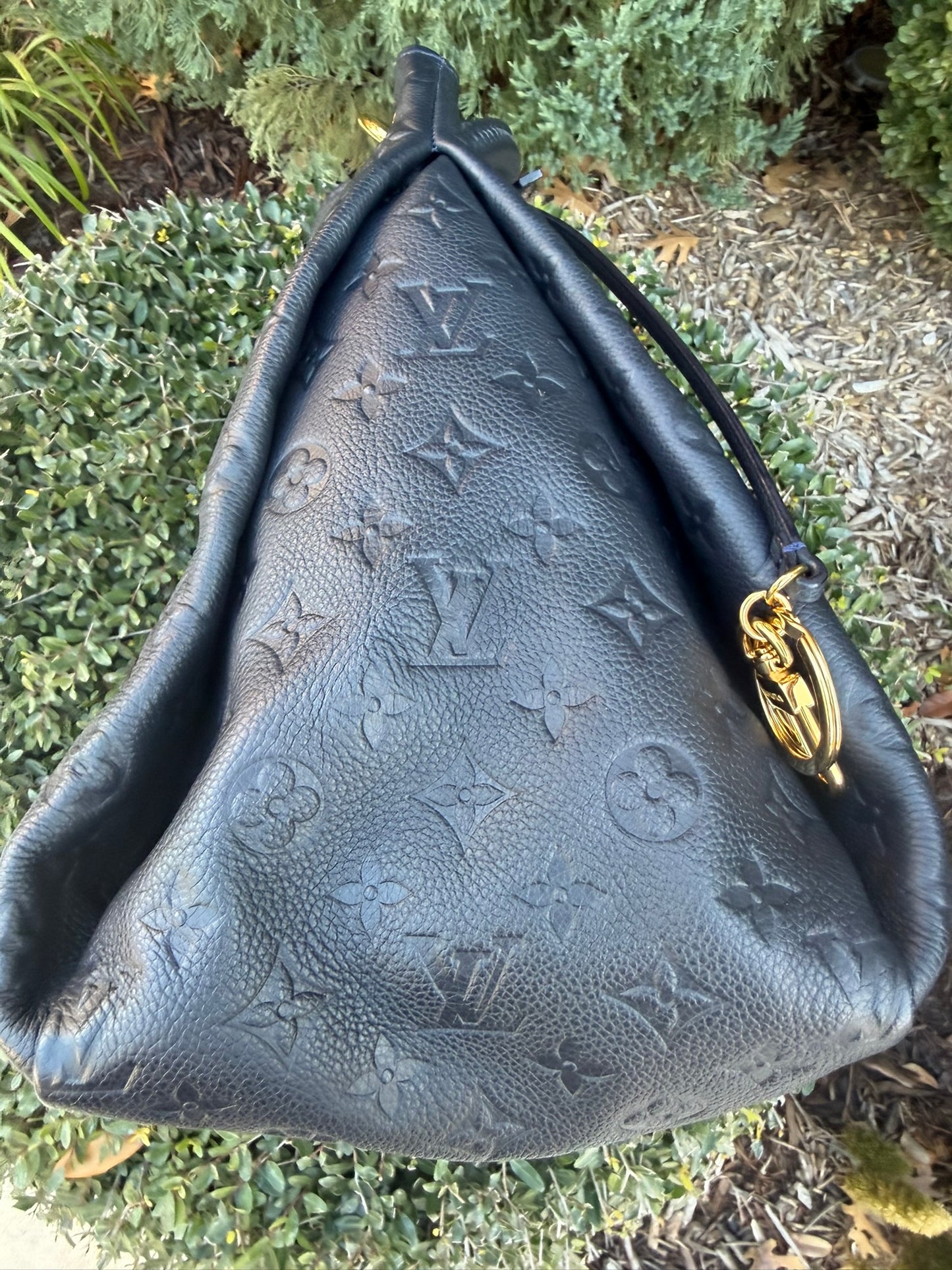 Louis Vuitton Artsy MM in Infini Empreinte Leather