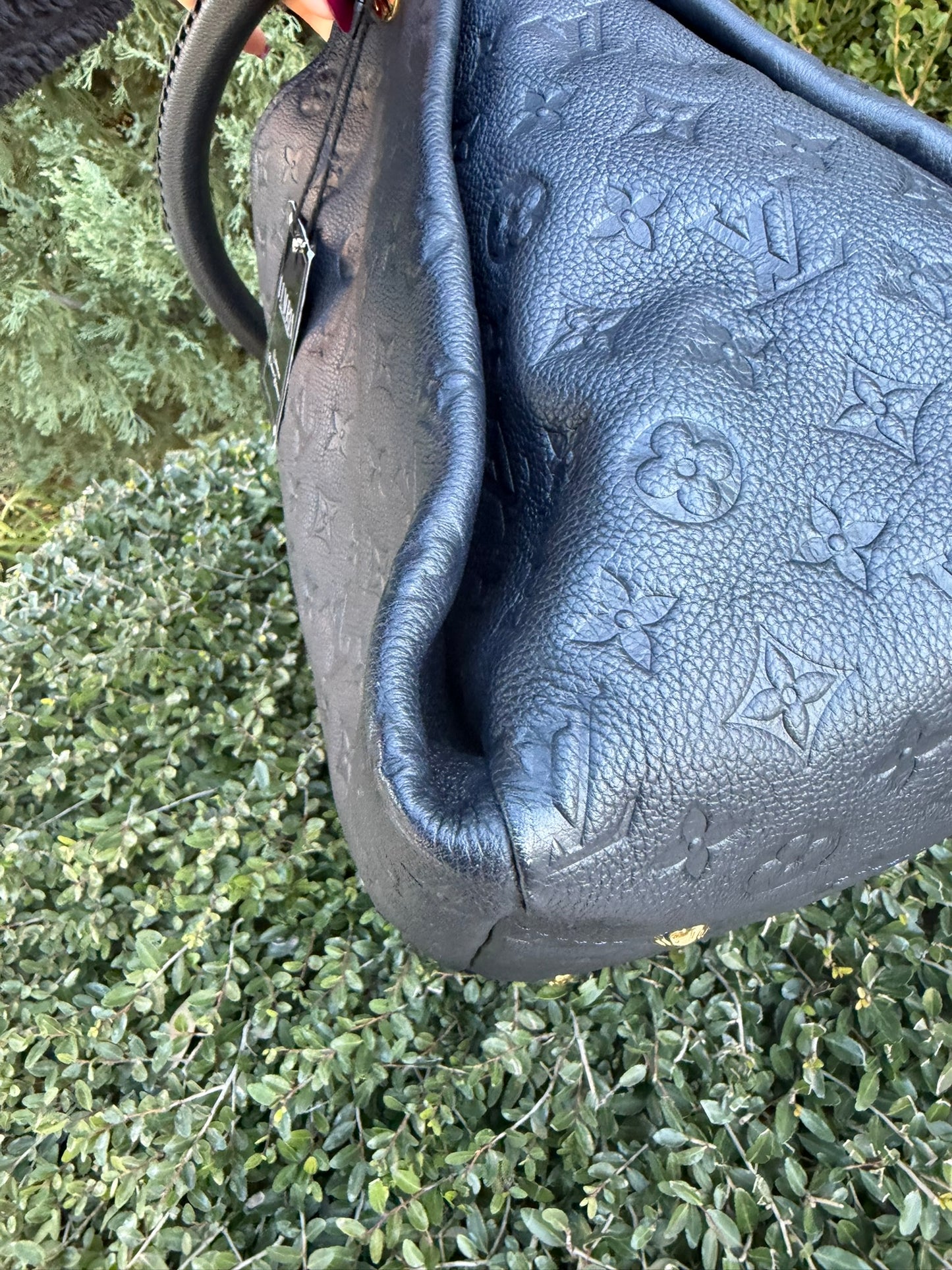 Louis Vuitton Artsy MM in Infini Empreinte Leather