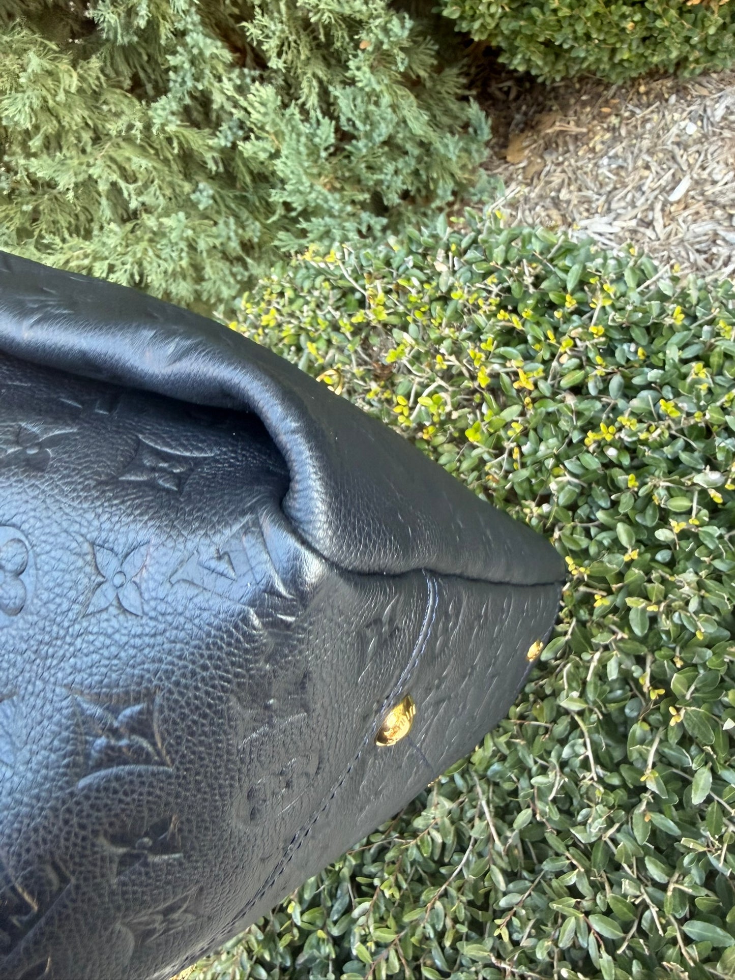 Louis Vuitton Artsy MM in Infini Empreinte Leather