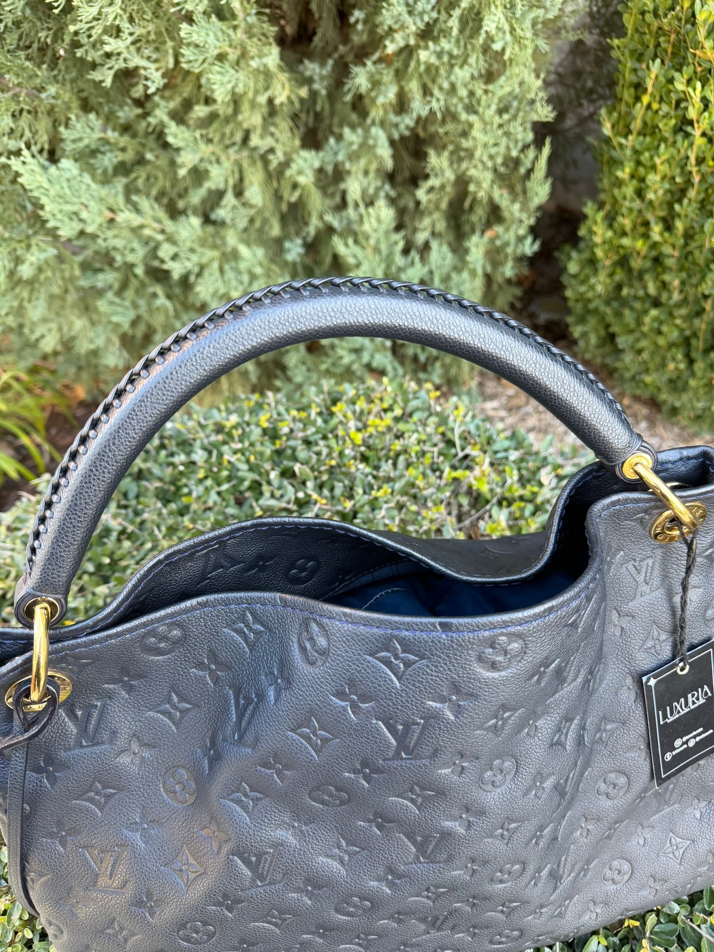 Louis Vuitton Artsy MM in Infini Empreinte Leather