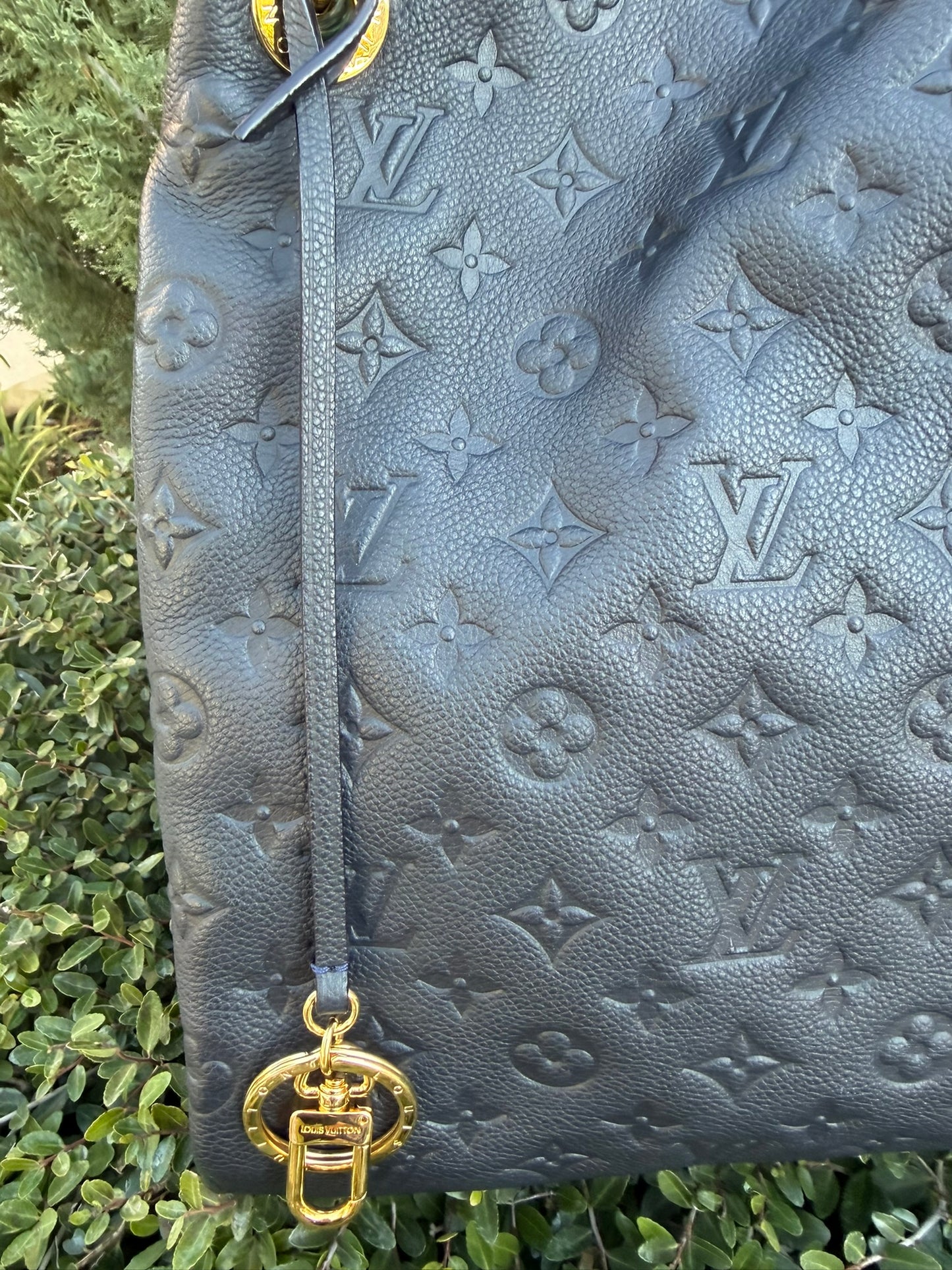 Louis Vuitton Artsy MM in Infini Empreinte Leather