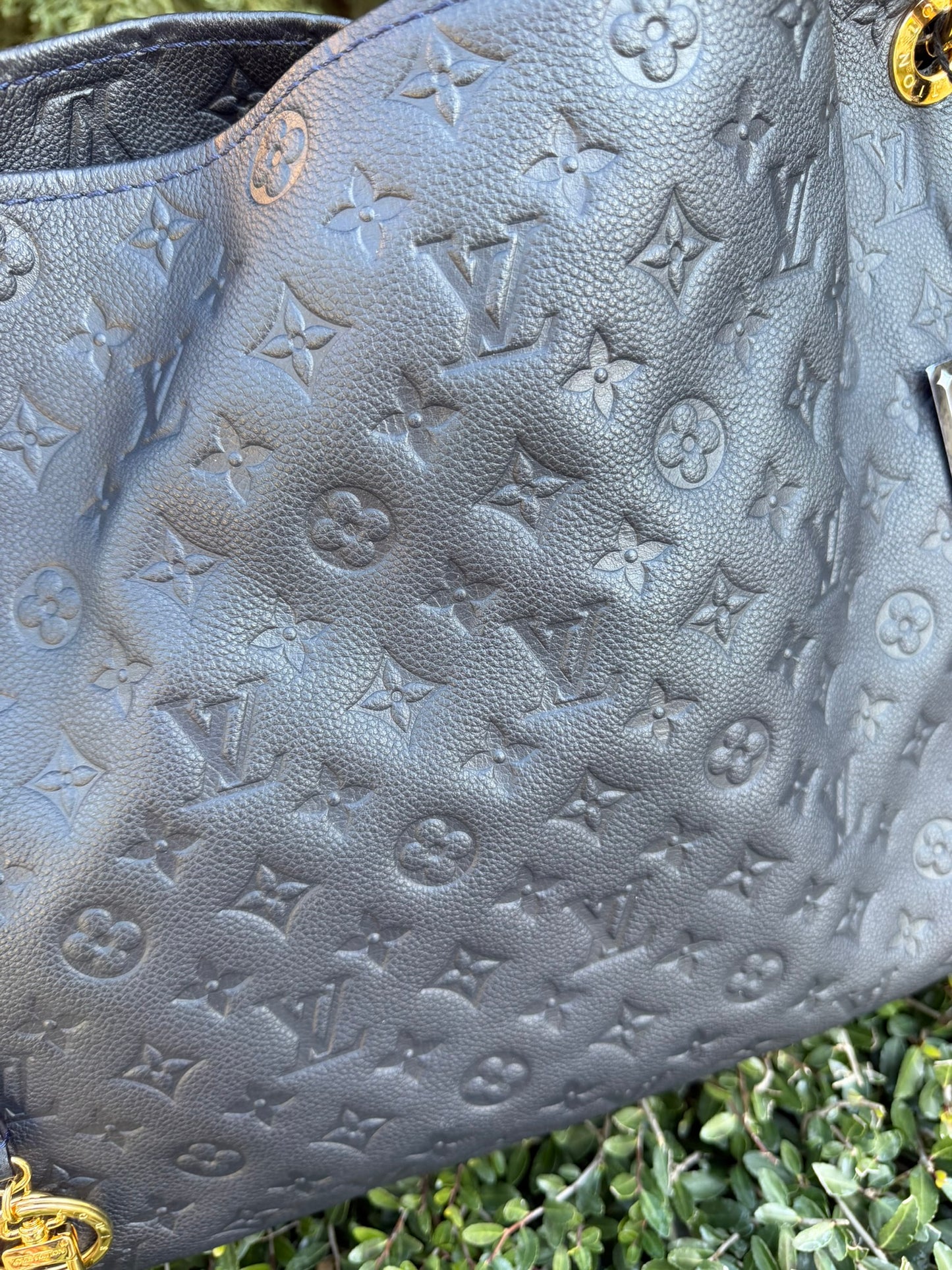 Louis Vuitton Artsy MM in Infini Empreinte Leather