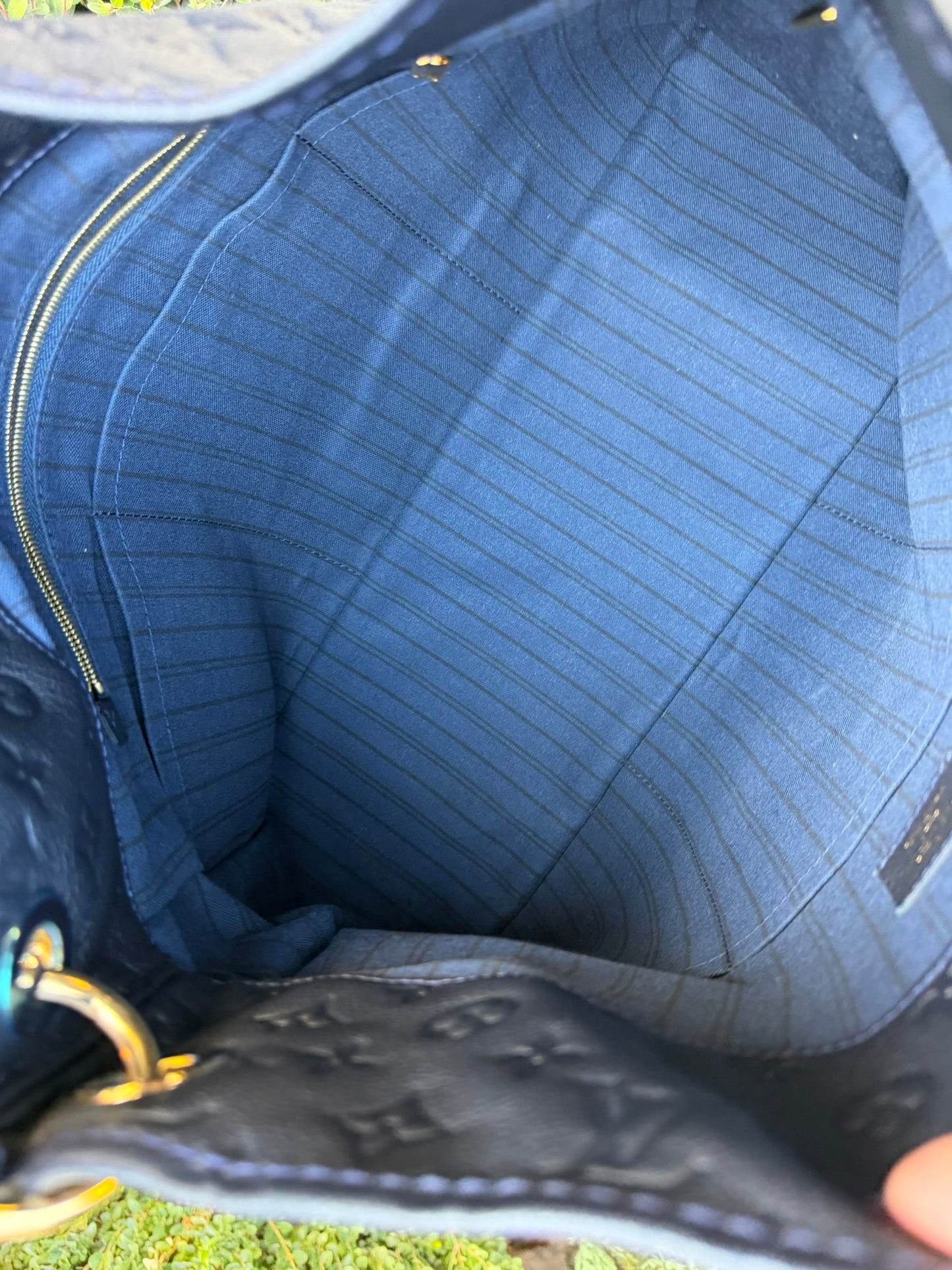 Louis Vuitton Artsy MM in Infini Empreinte Leather