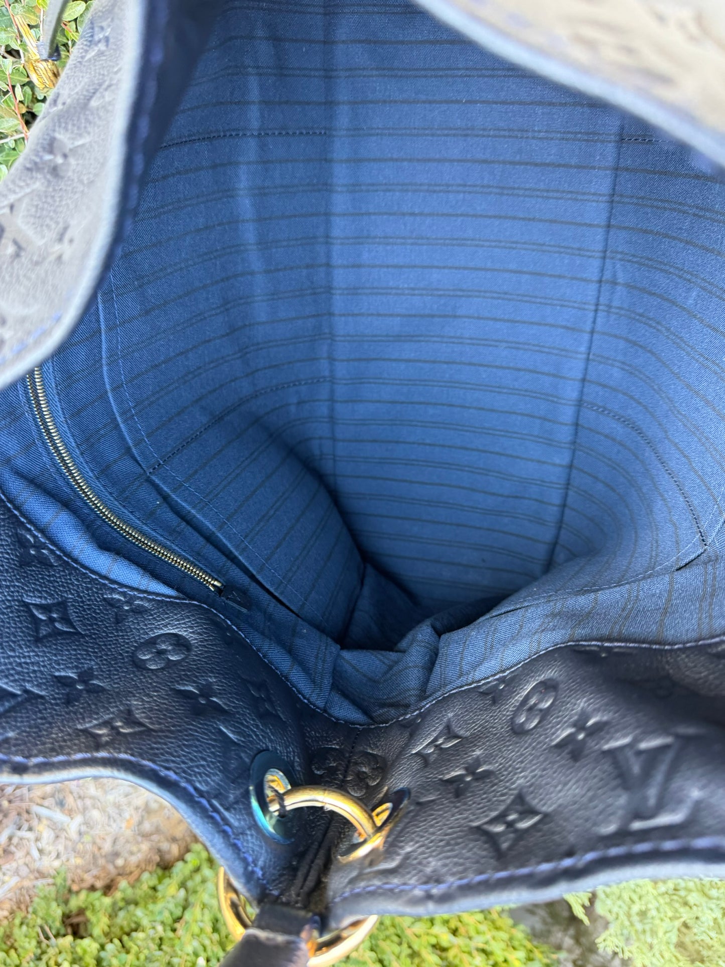 Louis Vuitton Artsy MM in Infini Empreinte Leather