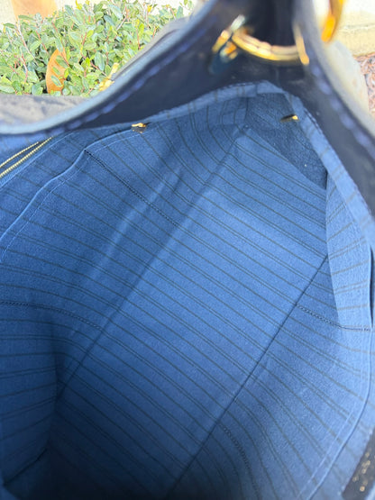 Louis Vuitton Artsy MM in Infini Empreinte Leather