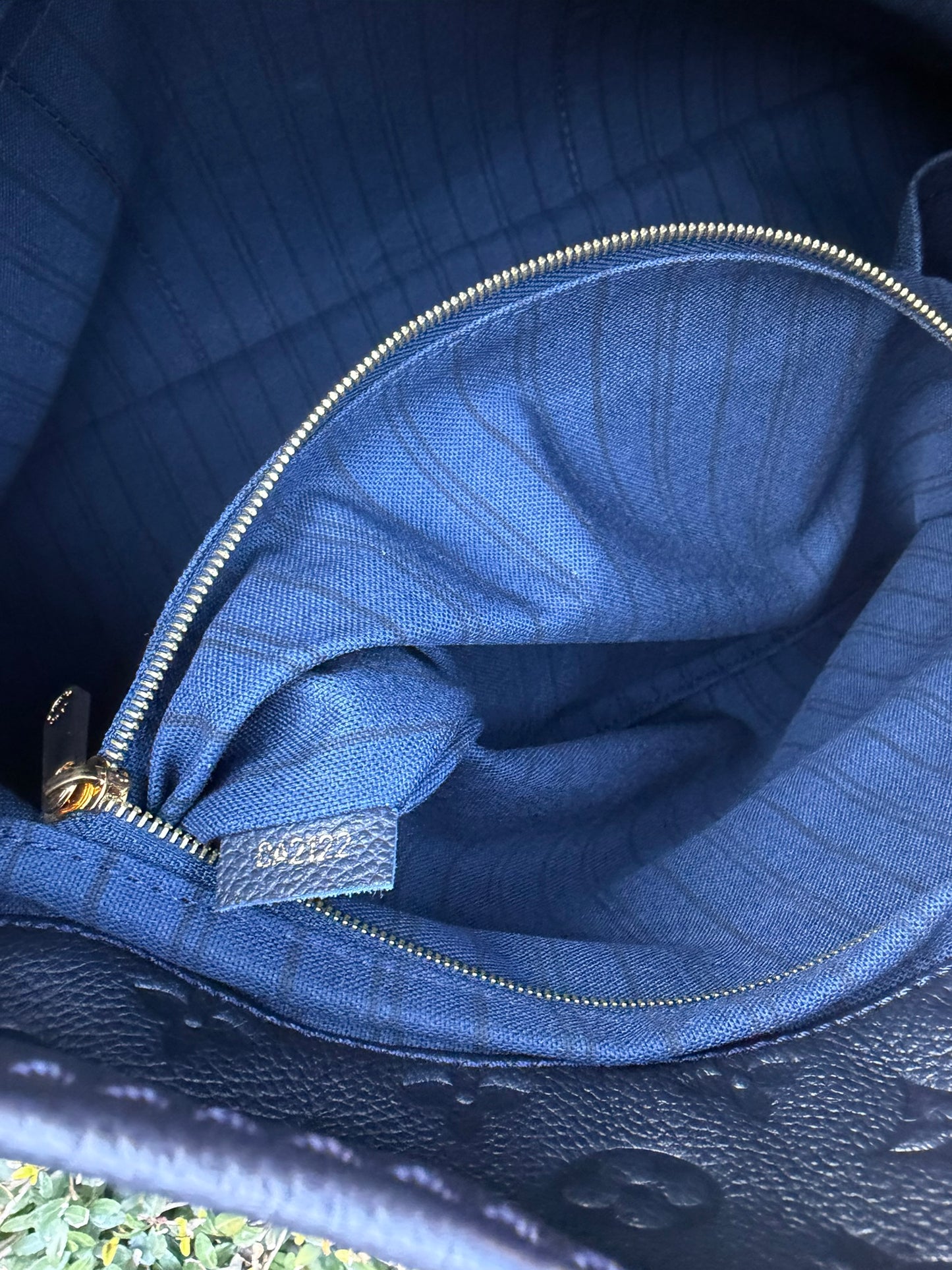 Louis Vuitton Artsy MM in Infini Empreinte Leather