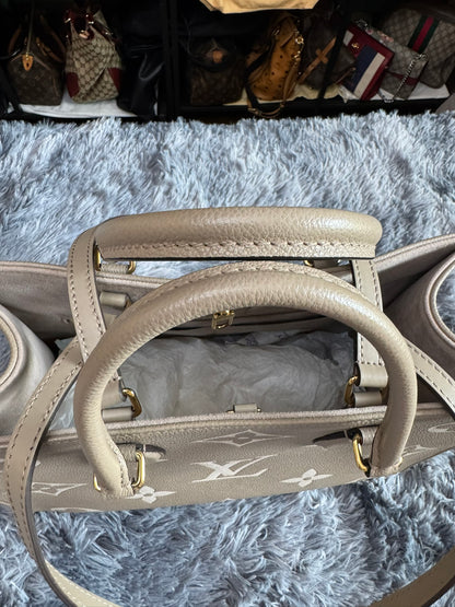 Louis Vuitton OnTheGo MM in Bicolor Monogram Empreinte Leather (Tourterelle/Cream)