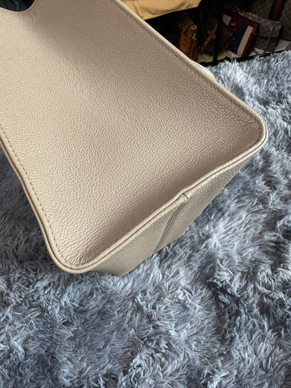 Louis Vuitton OnTheGo MM in Bicolor Monogram Empreinte Leather (Tourterelle/Cream)