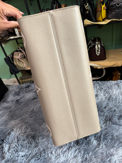 Louis Vuitton OnTheGo MM in Bicolor Monogram Empreinte Leather (Tourterelle/Cream)