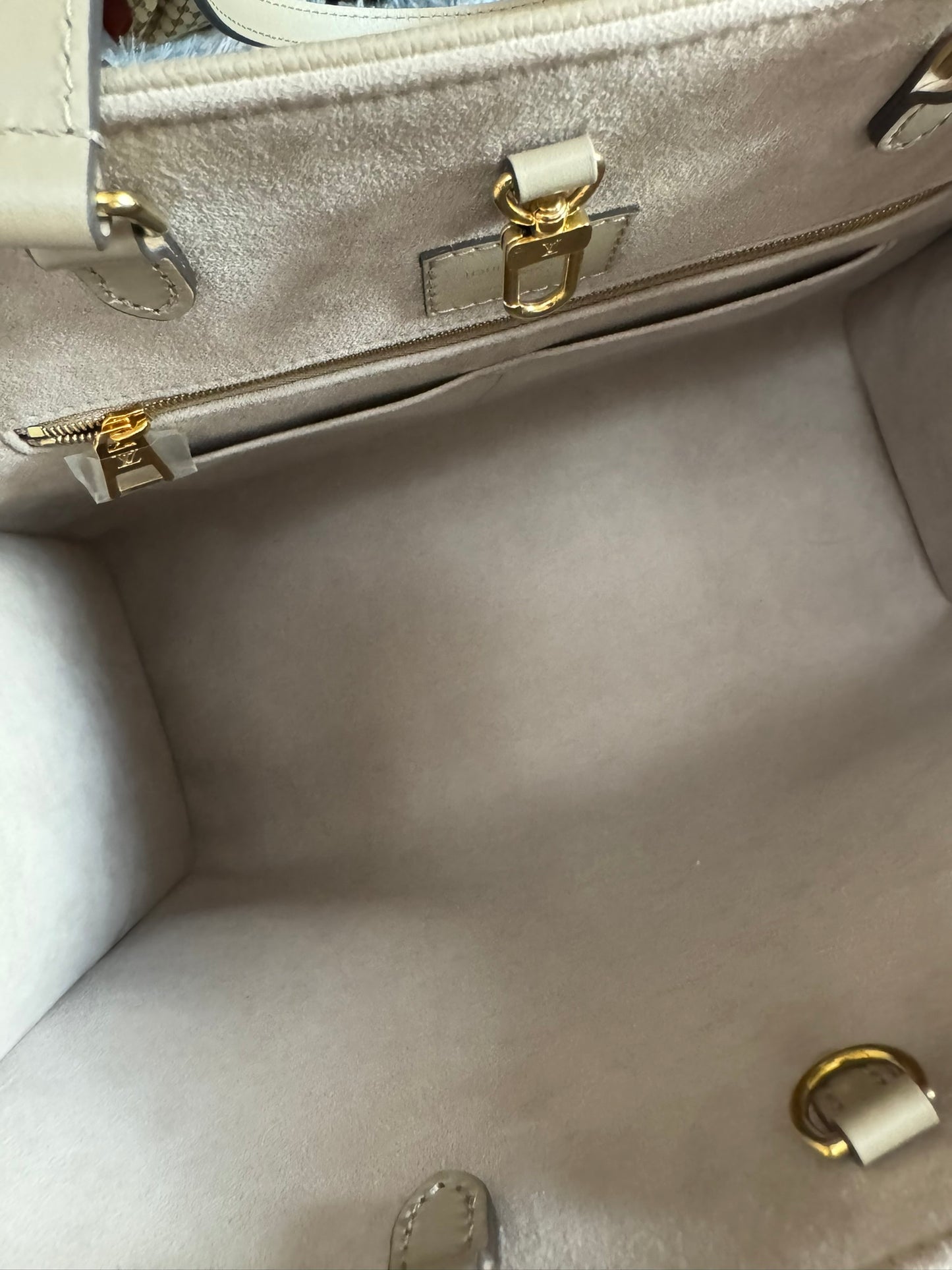 Louis Vuitton OnTheGo MM in Bicolor Monogram Empreinte Leather (Tourterelle/Cream)