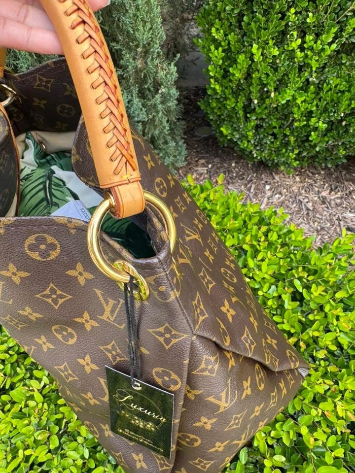 Louis Vuitton Artsy MM