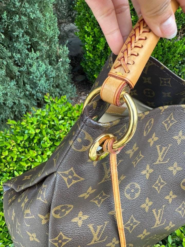 Louis Vuitton Artsy MM