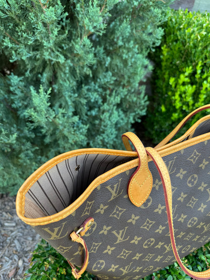 Louis Vuitton Neverfull MM in Monogram Canvas with Wristlet