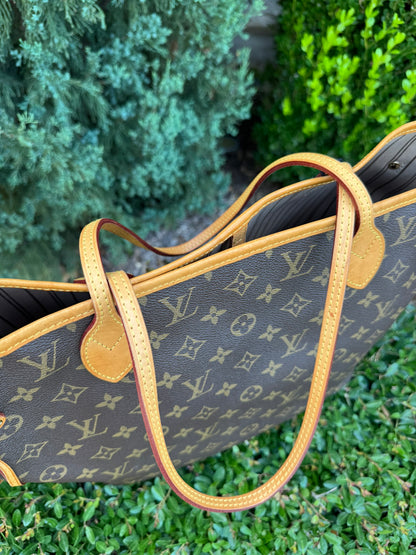 Louis Vuitton Neverfull MM in Monogram Canvas with Wristlet