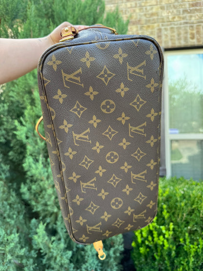 Louis Vuitton Neverfull MM in Monogram Canvas with Wristlet