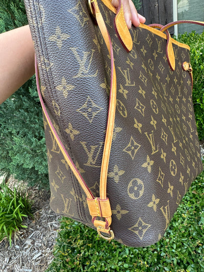 Louis Vuitton Neverfull MM in Monogram Canvas with Wristlet
