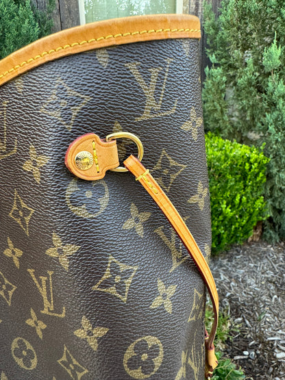 Louis Vuitton Neverfull MM in Monogram Canvas with Wristlet