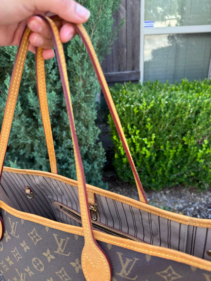 Louis Vuitton Neverfull MM in Monogram Canvas with Wristlet