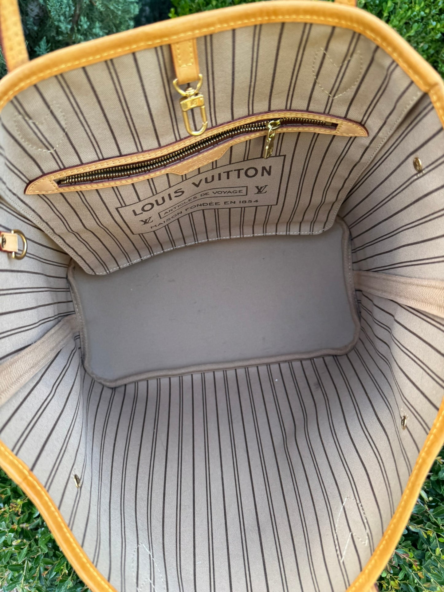 Louis Vuitton Neverfull MM in Monogram Canvas with Wristlet