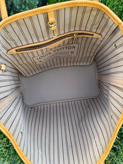 Louis Vuitton Neverfull MM in Monogram Canvas with Wristlet