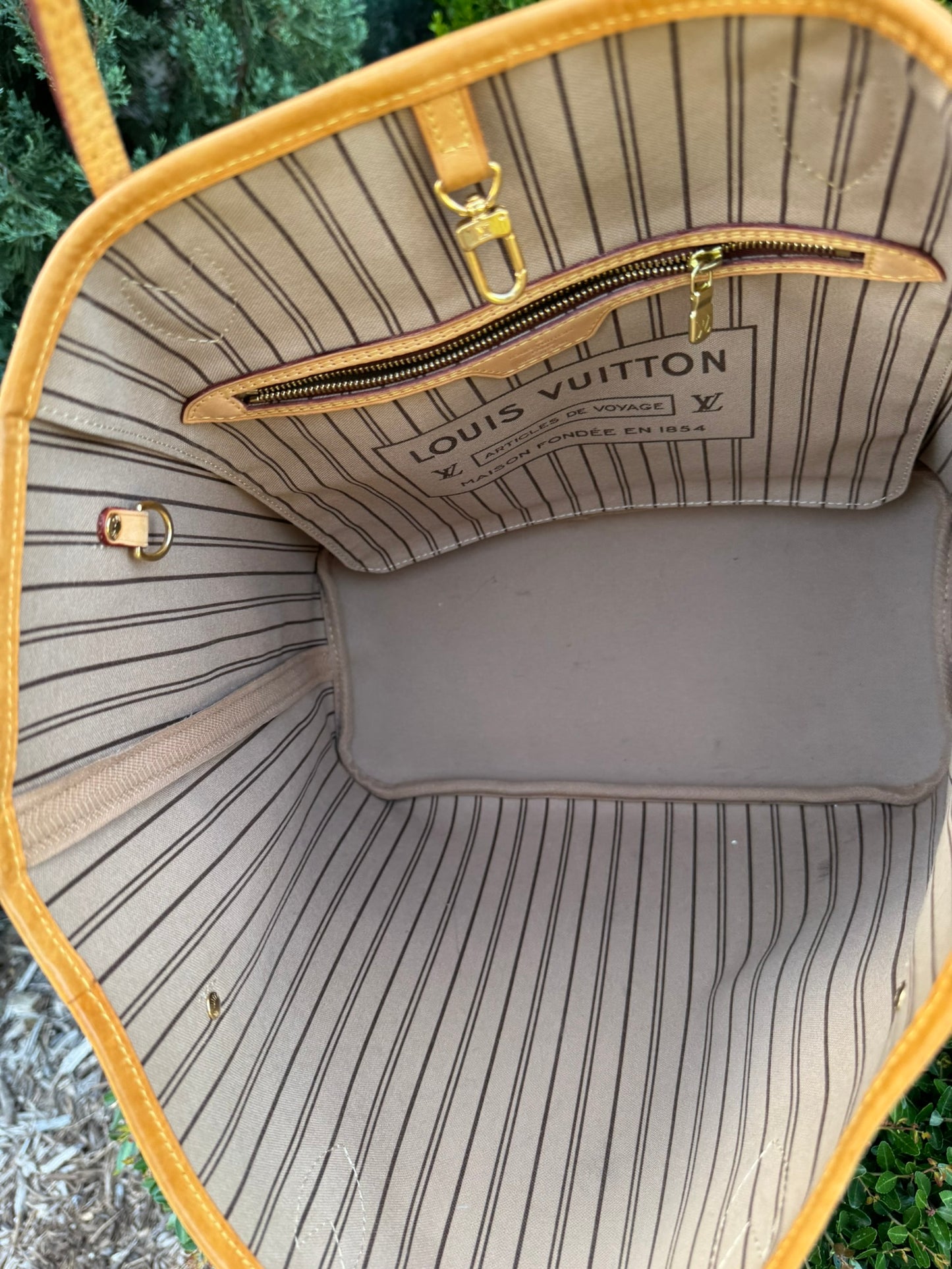 Louis Vuitton Neverfull MM in Monogram Canvas with Wristlet