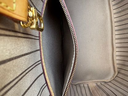 Louis Vuitton Neverfull MM in Monogram Canvas with Wristlet