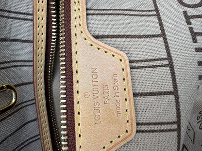 Louis Vuitton Neverfull MM in Monogram Canvas with Wristlet