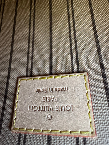 Louis Vuitton Neverfull MM in Monogram Canvas with Wristlet